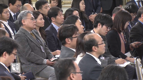 청와대 출입기자들이 대통령 기자회견에 참석한 모습. 정치인 발언을 인용한 보도는 독자가 충분한 정보를 바탕으로 관점을 갖기 위해 필요하다. © KBS