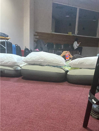 공항이 있는 부쿠레슈티에 가기 전 하룻밤 머문 이사체아 교회에서 피난길에 지친 가족들이 쉬고 있다. ⓒ 알미라 텐