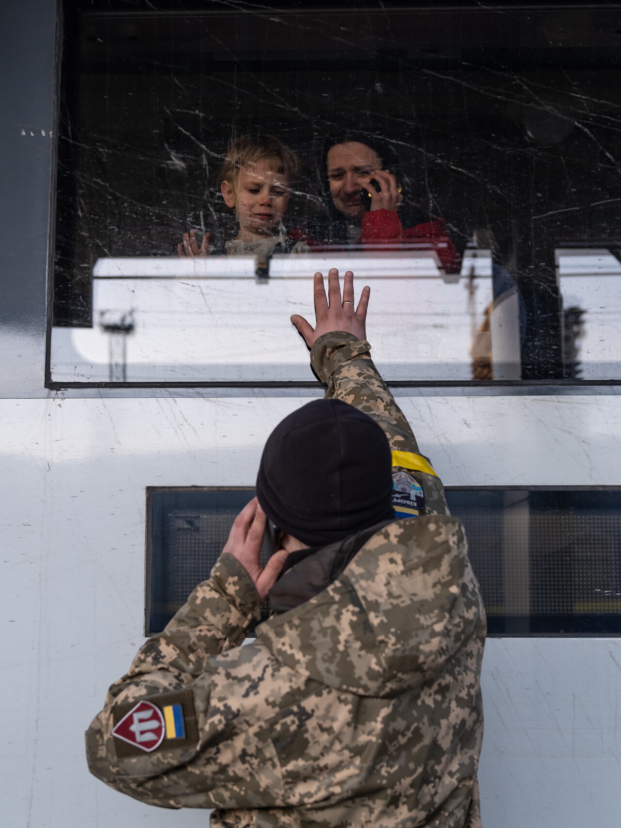 3월 8일, 우크라이나 키이우 중앙역에서 한 군인이 피난을 가는 부인과 아들에게 작별 인사를 하고 있다. ⓒ 장진영