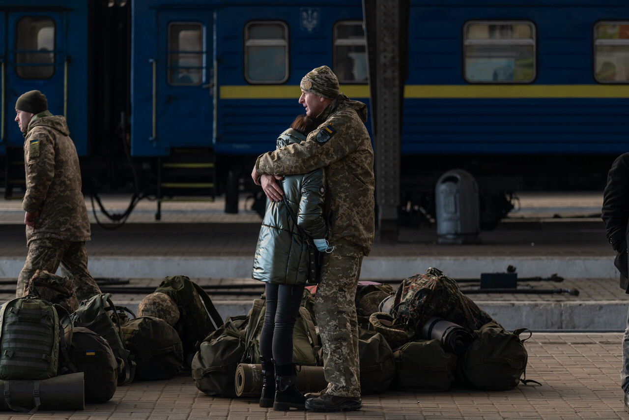 3월 13일, 우크라이나 르비우역에서 기차를 타고 다른 지역으로 떠나는 남편이 배웅 나온 부인을 안고 있다. ⓒ 장진영