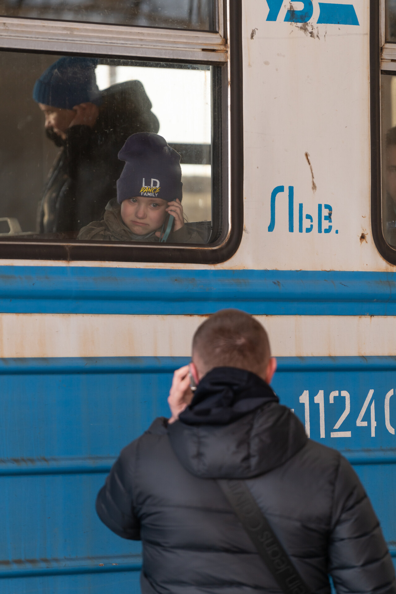 3월 14일, 우크라이나 르비우역에서 피난 가는 딸이 차창 밖의 아빠와 전화 통화로 작별인사를 하고 있다. ⓒ 장진영