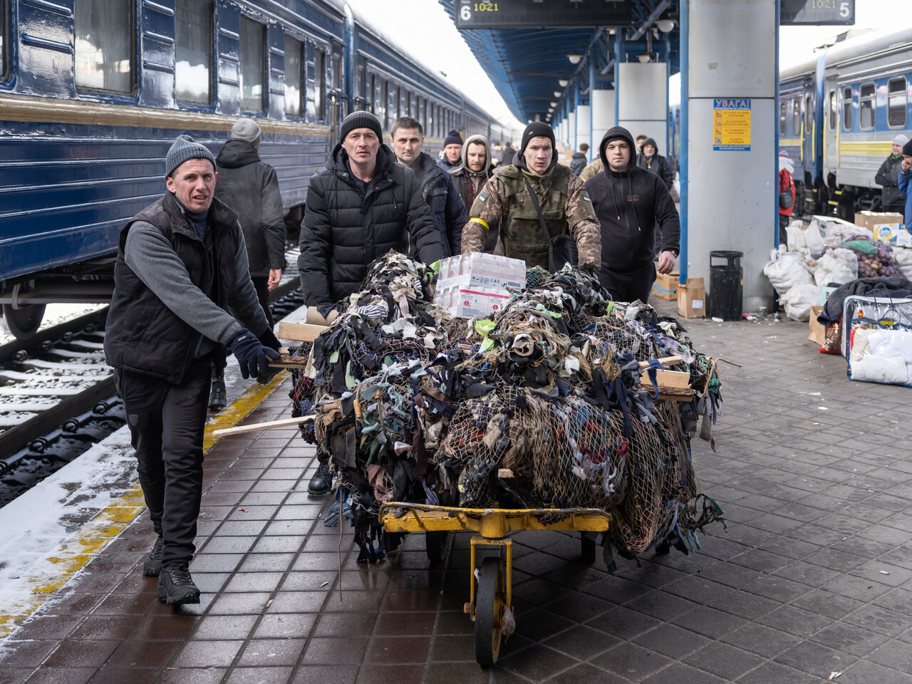 3월 8일, 우크라이나 키이우 중앙역에서 군인과 시민들이 다른 지역에서 배송된 위장막과 군용물자를 옮기고 있다. ⓒ 장진영