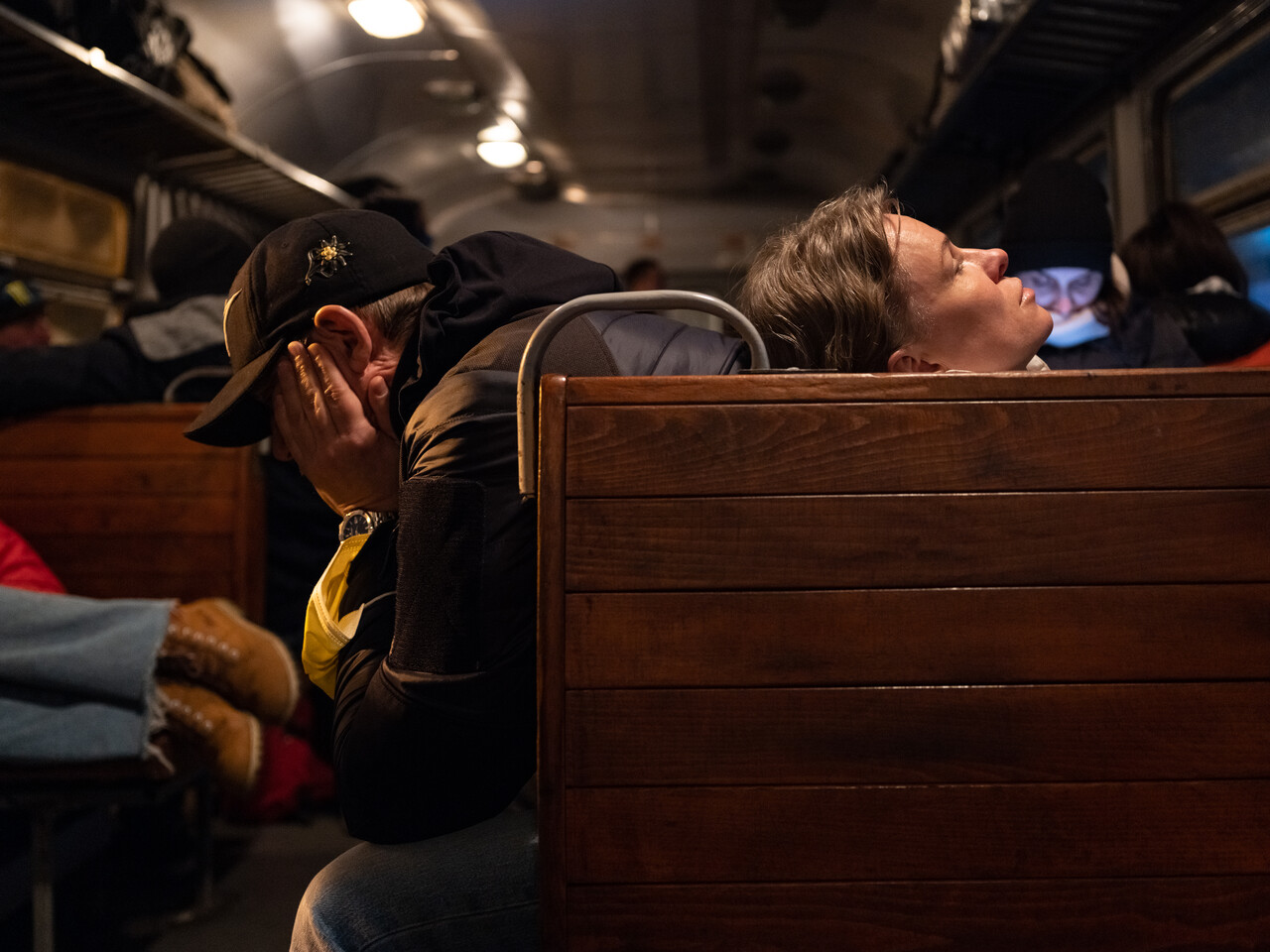 3월 5일, 폴란드 프셰미실에서 우크라이나 르비우로 가는 기차 안에서 우크라이나인 부부가 생각에 빠져있다. ⓒ 장진영