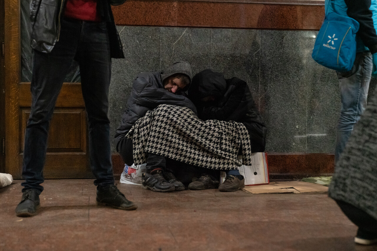3월 6일, 우크라이나 르비우역 로비에서 한 부부가 기차를 기다리며 담요를 나눠 덮은 채로 쪽잠을 자고 있다. ⓒ 장진영