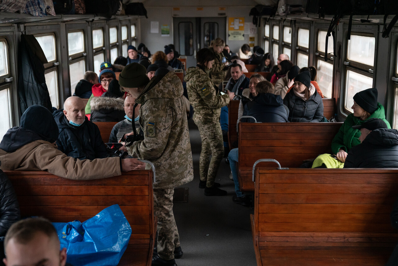3월 5일, 폴란드 국경도시인 프셰미실에서 우크라이나 르비우로 가는 기차에서 군인들이 여권을 검사하고 있다. ⓒ 장진영