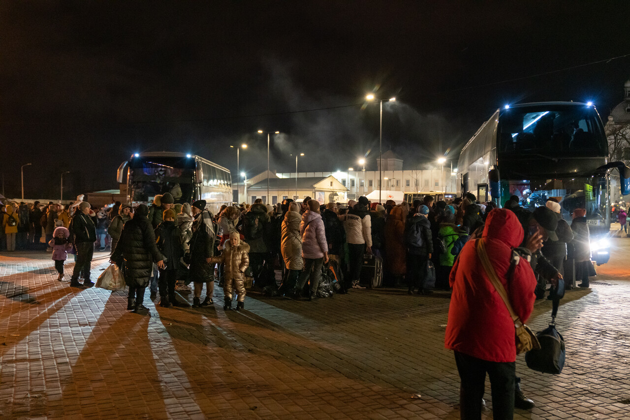 3월 6일, 우크라이나 르비우역 앞에서 인접국가 폴란드로 가는 버스를 타기 위해 피난민들이 줄을 서서 기다리고 있다. ⓒ 장진영
