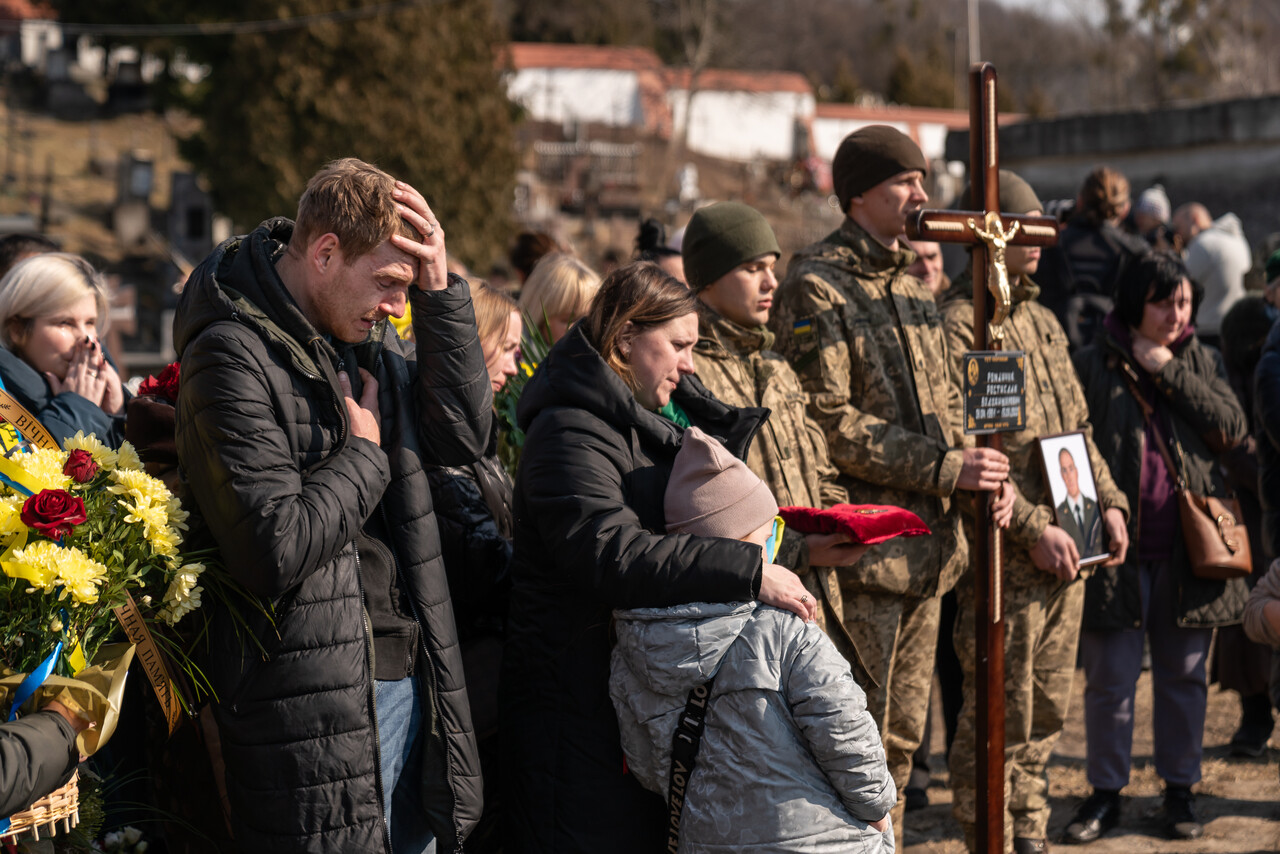 3월 15일, 러시아의 공습으로 우크라이나 르비우주(州) 스타리치 지역에서 사망한 군인의 유가족이 가슴과 머리에 손을 얹고 슬퍼하고 있다. ⓒ 장진영
