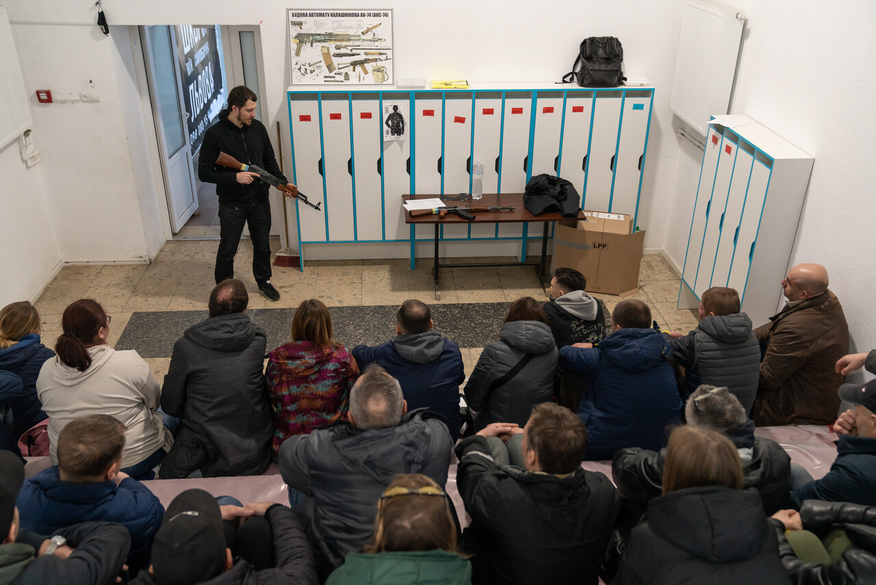 3월 18일, 우크라이나 르비우 시내 군사훈련센터에서 민간인 지원자들이 기초군사훈련에 참여해 총기 사용법을 배우고 있다. ⓒ 장진영