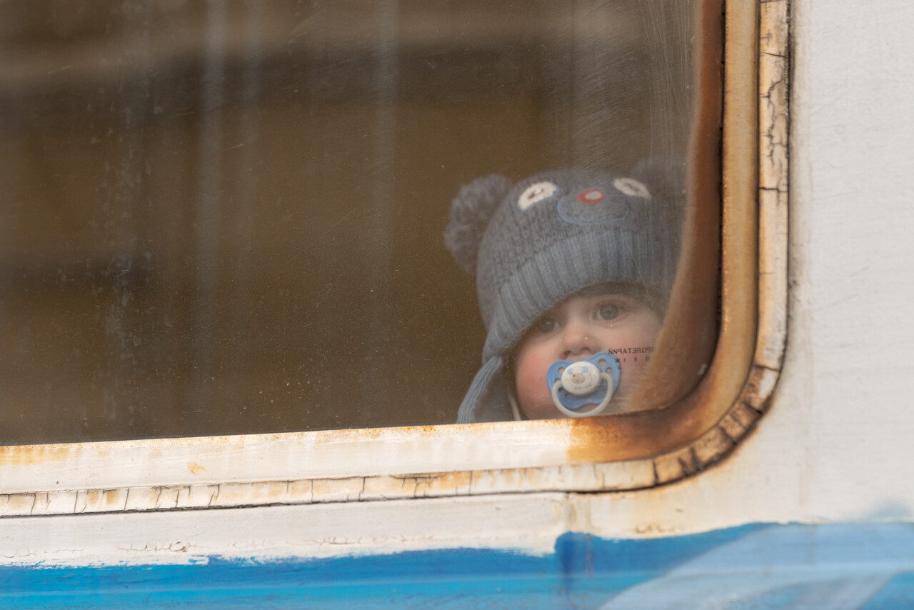 3월 20일, 우크라이나 르비우역에서 폴란드 프셰미실로 가는 기차에 탄 아기가 창밖을 보고 있다. ⓒ 장진영