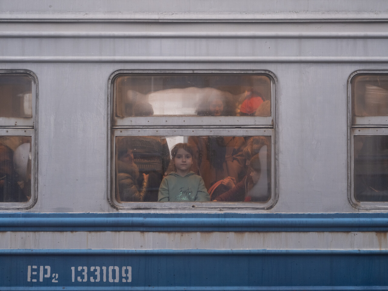 3월 5일 우크라이나 르비우역에서 대기중인 프셰미실행 기차 안에서 어린 소녀가 창밖을 바라보고 있다. ⓒ 장진영