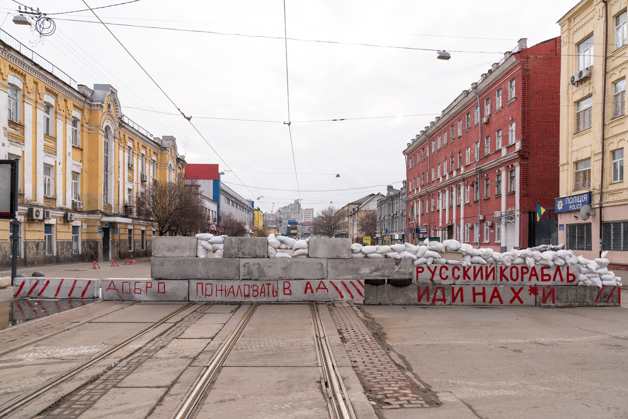 3월 9일 우크라이나 키이우 시내의 전차 선로 위에 시민들이 세운 바리케이드가 세워져 있다. 방어벽에는 붉은 글씨로 이렇게 적혀 있다. ‘지옥에 온 것을 환영한다. 러시아군은 꺼져라.’ ⓒ 장진영