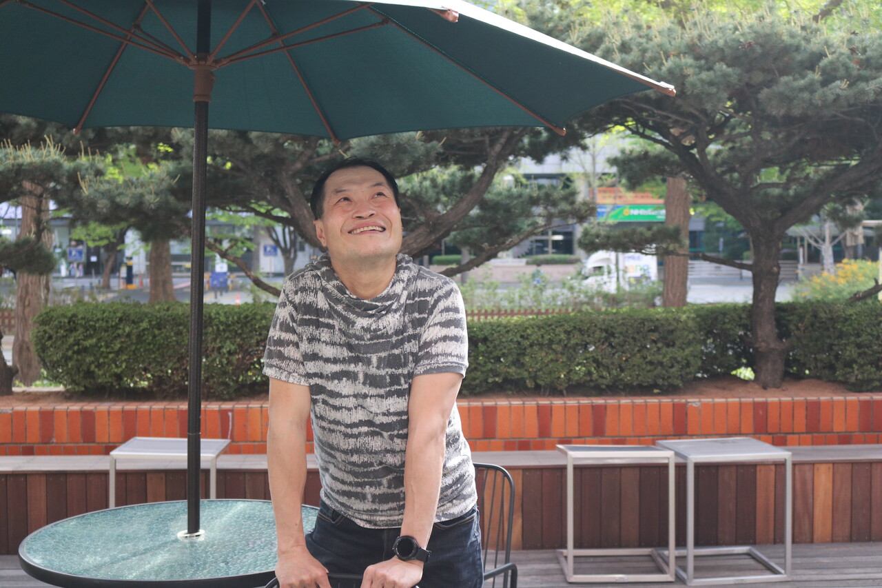 지난달 23일 서울시 여의도에 있는 어느 카페에서 만난 길별은 씨가 사진 촬영을 위해 포즈를 취하고 있다. ⓒ 이강원