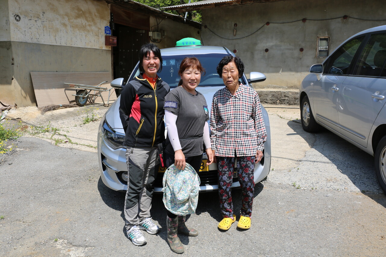 김순기(오른쪽) 씨의 행복택시 이용권으로 농협에 가기 위해 모인 살미마을 주민들. ⓒ 윤준호