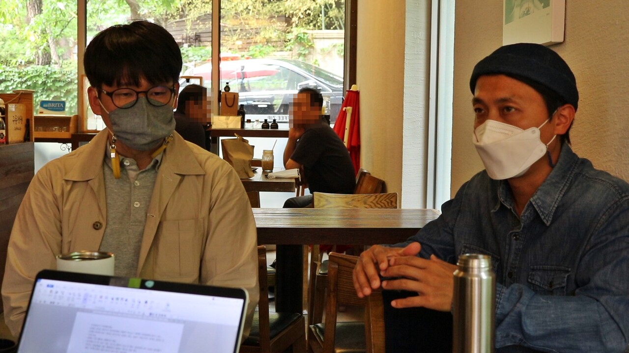 문형욱(왼쪽)·김영준 활동가가 지난 18일 서울 은평구의 한 카페에서 '단비뉴스'와 인터뷰하고 있다. 두 활동가는 전국 지자체장 후보자들에게 ‘기후위기 대응을 위한 10대 약속’을 촉구하는 캠페인을 벌이고 있다. ⓒ 유지인