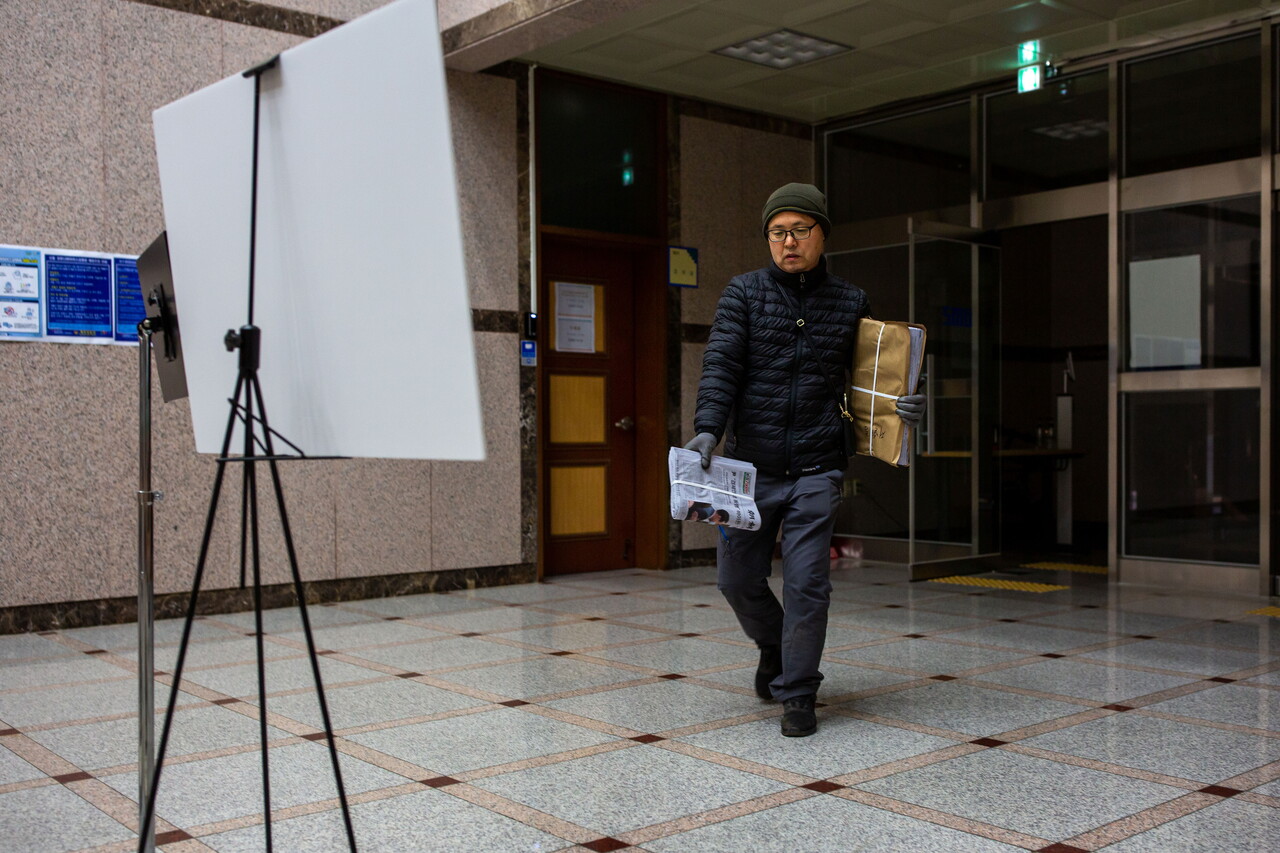 김덕용 씨가 5월 21일 새벽 3시 30분 세명대학교 저널리즘대학원이 있는 문화관에 ‘저널리즘’ 신문 꾸러미를 배달하고 있다. ⓒ 박시몬