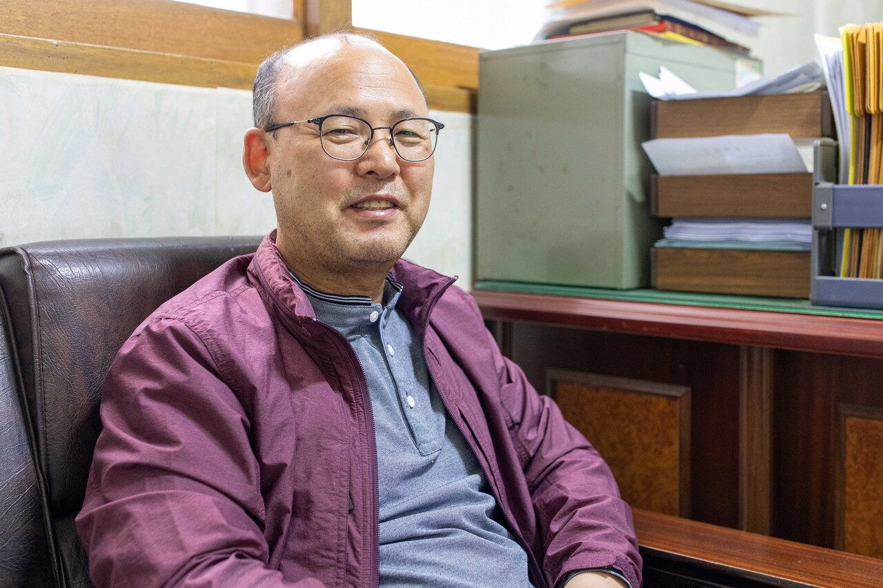 김덕용 씨가 그의 지국 사무실에서 단비뉴스와 인터뷰 중에 미소를 띠고 있다. ⓒ 박시몬