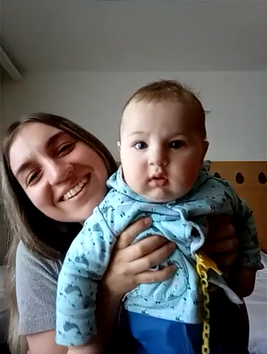 안나 씨가 아들 스브야토슬라브를 안아 보이고 있다. 제철소에서 살아남은 6개월 된 아기다. 안나 씨는 아기가 별다른 이상 없이 건강하게 잘 지내고 있다고 말했다. ⓒ 유제니