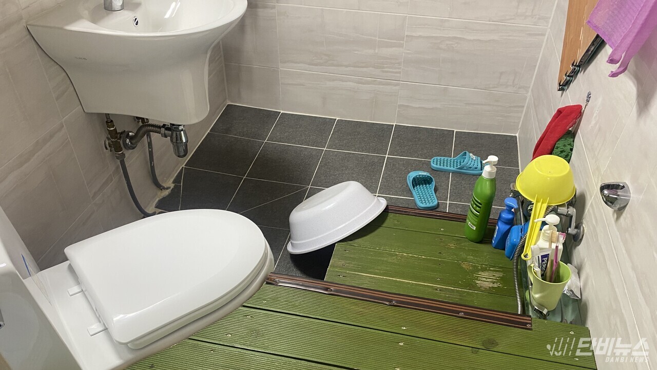 화장실 경사로가 변기와 수평을 이루고 있다. 씻을 땐 오른쪽에 있는 수도꼭지를 사용한다. ⓒ 신유미 기자