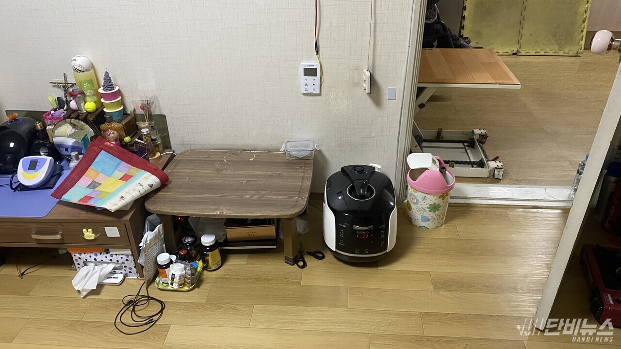 오문영 센터장은 방에 있는 조그마한 좌식 식탁에서 식사한다. 방 안에는 전기밥솥과 가스버너, 작은 냉장고가 있다. ⓒ 신유미 기자