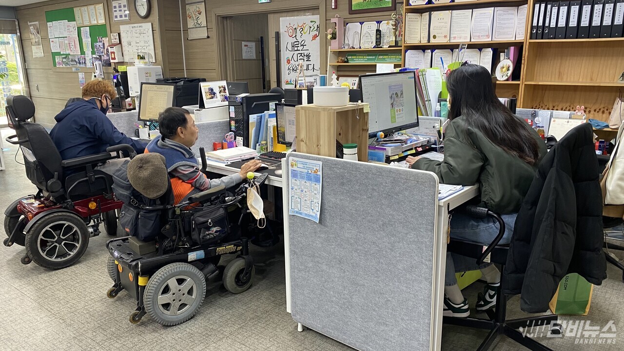 햇살아래 센터 사무실 내부. 오문영 센터장의 자리는 직원들 자리 사이에 있다. ⓒ 신유미 기자