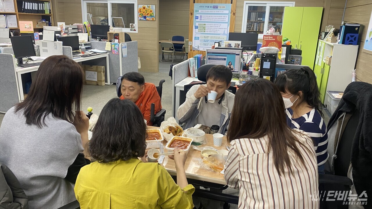 햇살아래 직원들이 사무실에서 떡볶이를 나눠 먹고 있다. ⓒ 신유미