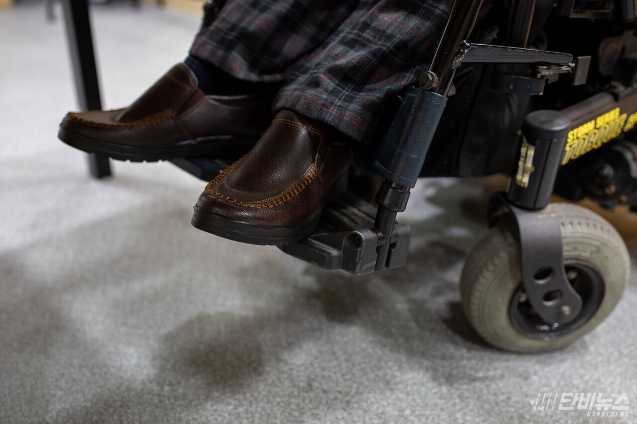 오문영 센터장의 발과 휠체어. 오 센터장은 ‘휠체어는 내 발’이라고 말했다. ⓒ 박시몬