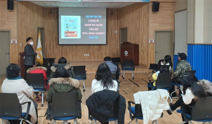 ‘우리 모두 다 문화 아버지회’는 지난 1월 강사를 초빙해 부모 교육을 진행했다. ⓒ 충북국제교육원 북부분원