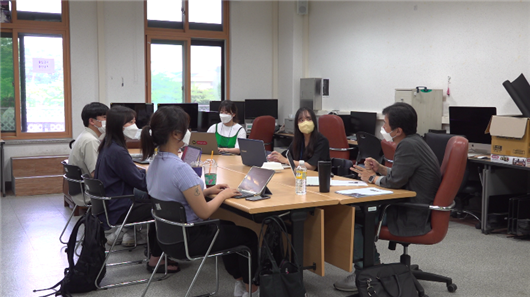 박진홍 PD와 대면수업 참가자들이 시사교양 프로그램 기획안에 관해 이야기를 나누고 있다. ⓒ 현경아