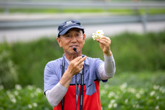 왕산종묘의 권혁기 대표가 꽃으로 감자 품종을 구별하는 법을 설명하고 있다. 왕산종묘에서는 씨감자 13종을 생산하고 있다. ⓒ 박시몬