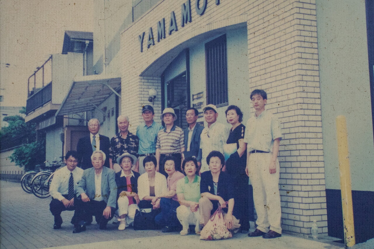 1991년 정 씨가 일본 오사카 이쿠노구(生野區) 나카가와(中川)에 있는 (주)야마모토화학공업을 방문해 일행과 함께 기념 촬영을 했다. 앞줄의 오른쪽에 앉아있는 이가 정 씨다. 정 씨는 이 공장의 고무로 해녀복을 만들어왔다. © 정부미자