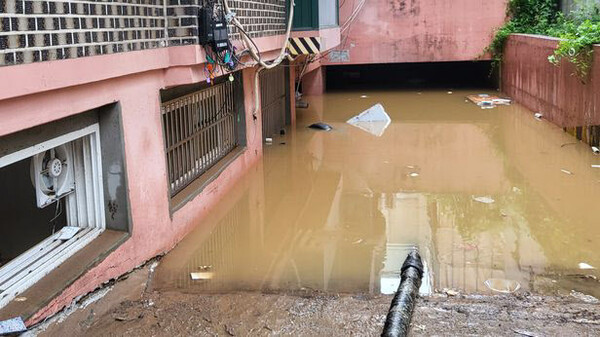 폭우가 내린 지난 8일, 서울 관악구 부근 한 빌라 반지하에 있던 일가족 3명이 결국 사망했다. 출처 연합뉴스