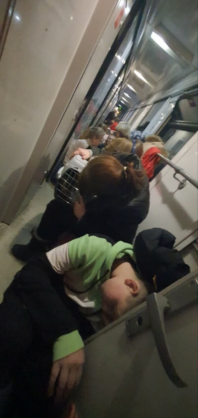 키이우에서 르비우(Lviv)로 향하는 기차 안 통로에 우크라이나 피난민들이 쭈그려 앉아있다. 마리아 티모셴코 씨 제공