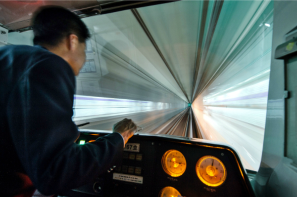 서울도시철도공사의 황성호 기관사가 지하철을 운행하고 있다. 노출시간 0.8초, 지하터널이 한 점으로 모여 보인다. 모든 게 점 하나로 빨려 들어가는 듯하다. 하상윤 제공