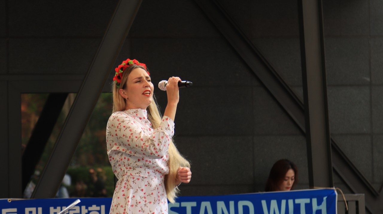 지난 8월 24일, 서울 종로구의 마로니에 공원에서 우크라이나 독립기념일 행사가 열렸다. 마리아 씨가 대표로 ‘Because I’m Ukraine’이라는 노래를 불렀다. 마리아 티모셴코 제공