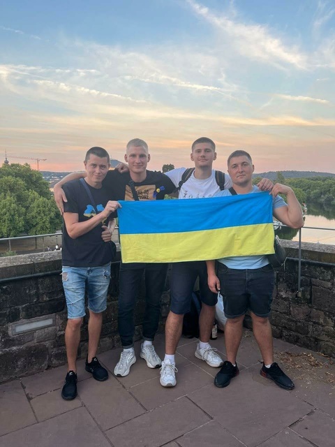 우크라이나 독립기념일인 8월 24일, 독일에 머물고 있는 바실 씨가 우크라이나 친구들과 함께 국기를 들고 있다. 바실 부라소프 제공
