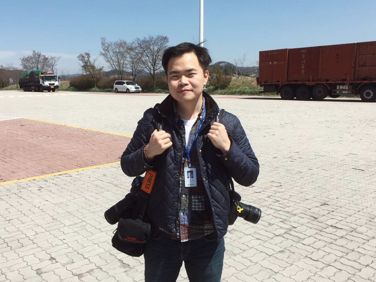 2016년 4월 5일 하상윤 기자가 진도 팽목항 가는 길에 카메라를 들고 서 있다. 하상윤 제공