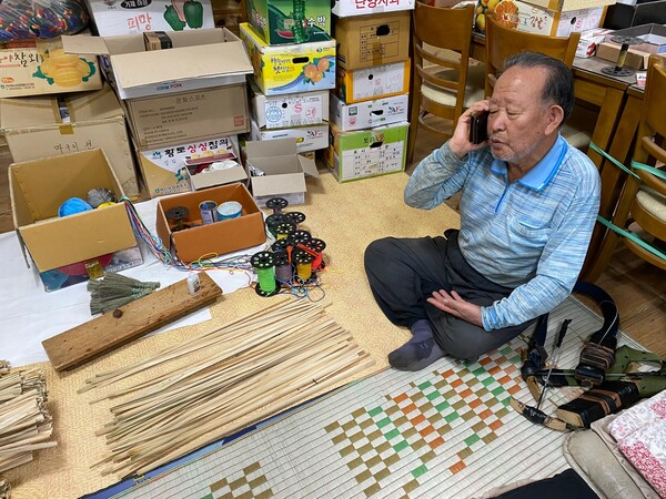 이동균 명인이 빗자루를 제작하는 공간이다. 이동균 명인의 오른편에 그가 직접 제작한 빗자루 제작도구 ‘조리대’가 놓여있다. 정예지 기자