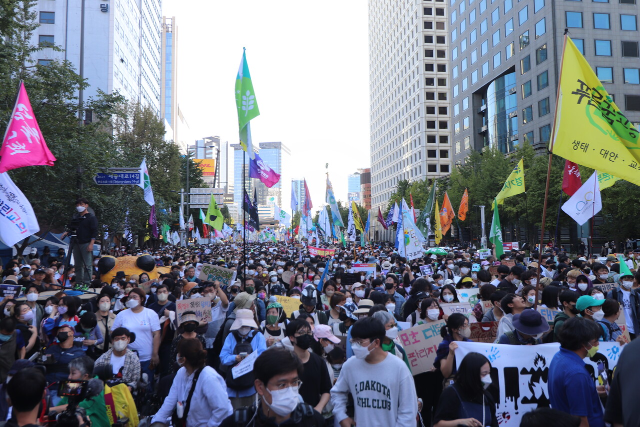 본 집회를 마친 뒤 거리 행진을 시작하는 924 기후정의행진 참가자들. 김은송 기자