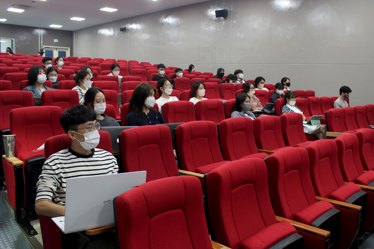 세명대 저널리즘대학원 학생들이 김효순 이사장의 강연을 경청하고 있다. 김은송 기자