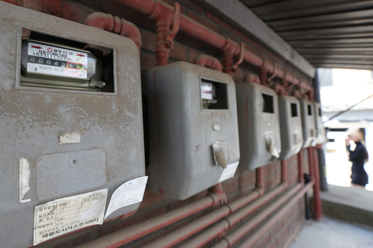 산업통상자원부가 도시가스 요금 인상계획을 발표한 지난달 30일 서울 시내 한 공동주택 외부에 나란히 달려 있는 가스계량기들 모습. 연합뉴스