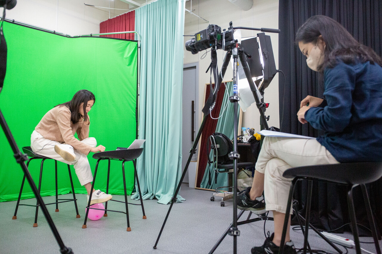 9월 29일 경향신문 본사 뉴미디어 스튜디오에서 윤기은 기자(왼쪽)와 양다영 PD(오른쪽)가 대본을 수정하며 촬영을 준비하고 있다. 유제니 기자