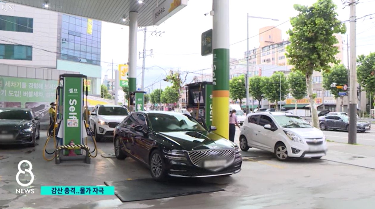 국제유가 상승세로 리터(ℓ)당 2000원 대까지 올랐던 휘발윳값은 최근 1500원 대까지 떨어졌다. SBS