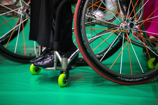 댄스스포츠 경기용 휠체어에는 주 바퀴 2개 외에도 보조 바퀴가 3개 더 달려 있다. 형광색으로 칠해진 보조 바퀴가 휠체어 앞에 2개, 뒤에 1개가 있다. 회전하고 이동하기 편리하게 고안된 것이다. 박시몬 기자