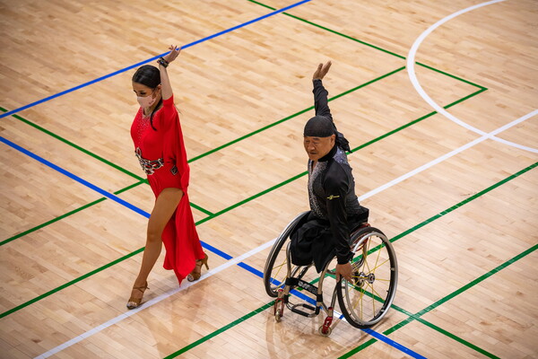 경기도 장애인 댄스스포츠 연맹 소속 문진호(오른쪽), 박미주(왼쪽) 선수가 라틴 단 종목 가운데 삼바 경기에서 춤추고 있다. 박시몬 기자