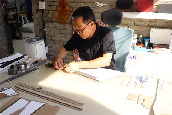 모어댄의 박홍준(63) 디자이너가 가방을 만들기 위해 재료를 손질하고 있다. 안재훈