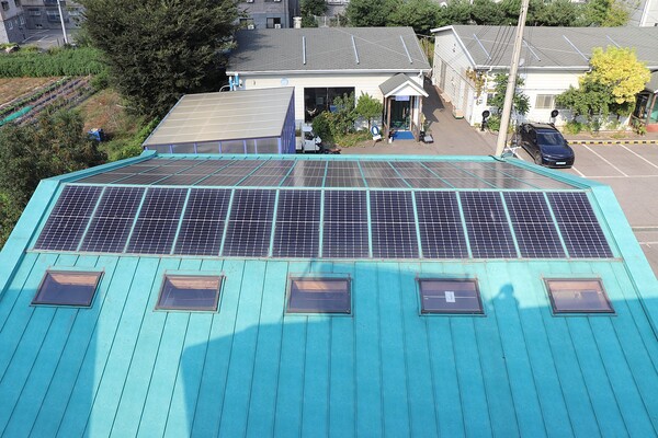 모어댄의 생태공장 지붕에 설치된 태양광 패널은 월평균 2600kWh의 전기를 생산한다. 전체 시설의 전기 수요를 충분히 감당하고 남는 양이다. 안재훈 기자