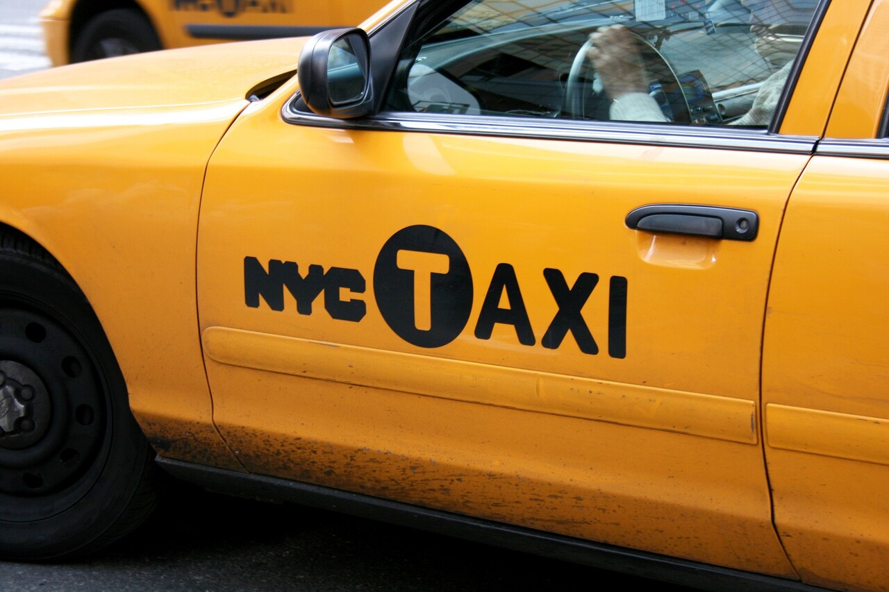 노란 택시(yellow cab)은 뉴욕을 상징하는 교통수단이다. 이 택시를 운전하려면 허가증인 메달리온이 필요하다. 치솟은 메달리온 가격은 운전사들을 약탈적 대출로 몰아넣었다. pixabay
