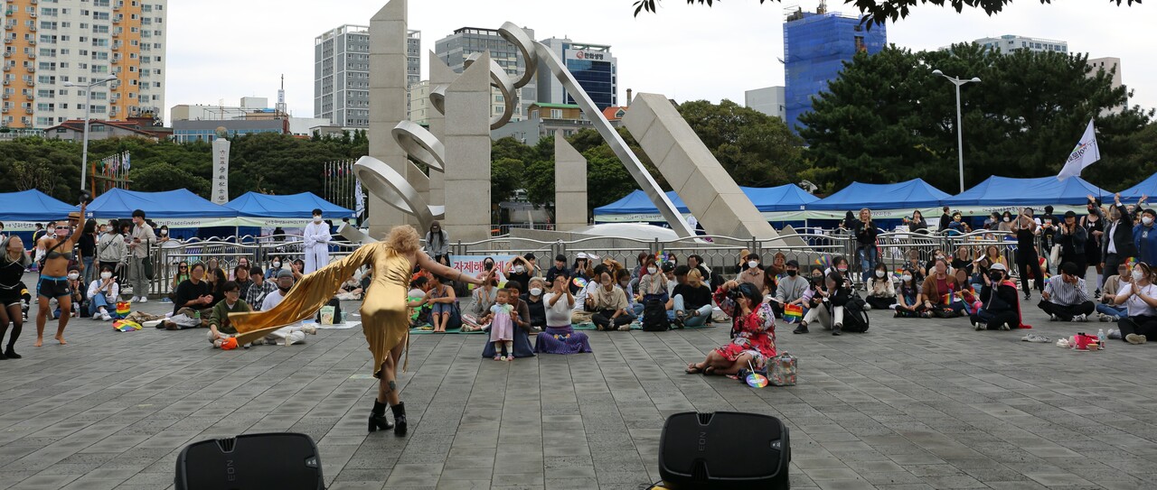 오후 3시, 금빛 의상을 입은 드랙 아티스트 ‘허리케인 김치’가 축하공연을 끝낸 뒤 인사하고 있다. 김아연 기자