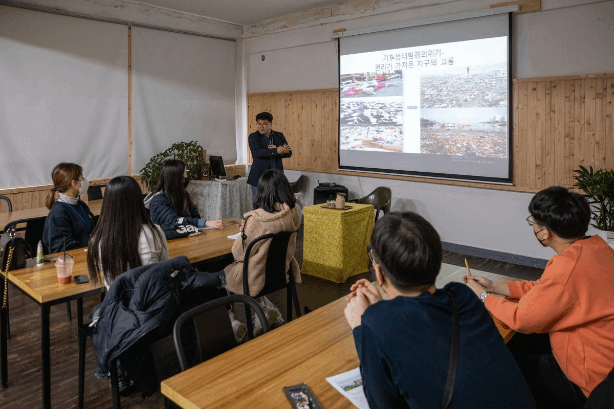 이동현 미실란 대표가 ‘생태 전환의 시대, 고민과 작은 실천’이라는 주제로 강의하고 있다. 이 대표가 벼농사를 짓는 논에는 품종별 이름이 적힌 푯말이 세워져 있고 일반 논의 2배인 30cm 간격으로 벼가 심겨있다. 박시몬 기자