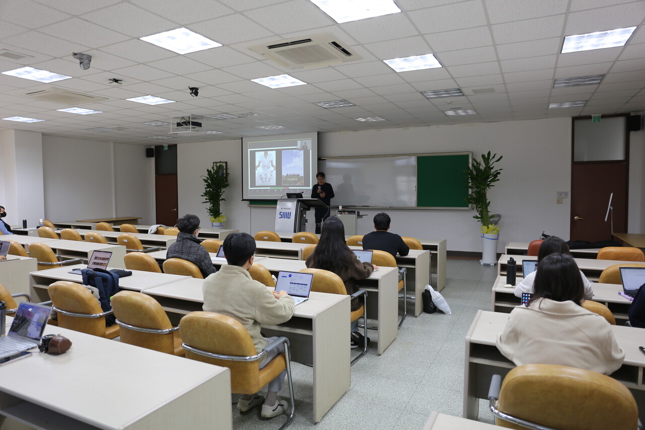 세명대 저널리즘대학원생들이 김재환 대표의 강연에 귀를 기울이고 있다. 이날 특강에는 줌 화상회의를 통해 외부 청중도 참여했다. 나종인 PD